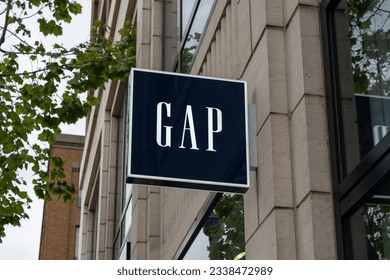 The Gap hanging sign on the building at the headquarters building in San Francisco, California, USA - June 6, 2023. Gap Inc. is an American worldwide clothing and accessories retailer.  報導類庫存照片