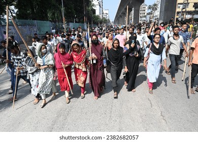 Kleiderarbeiter blockieren Straßen, während sie an einem Protest teilnehmen, der eine Erhöhung ihrer Löhne in Dhaka, Bangladesch, am 1. November 2023 fordert – Redaktionelles Stockfoto