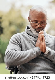 God, nature and senior black man with praying for spiritual support, healing or praise to Jesus. Retirement, prayer and elderly person with peace in park for hope, religion or guidance in Holy Spirit: stockfoto