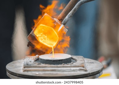 Gold Melting Heat  Molten  poured from a ladle into a mold  Foto stock