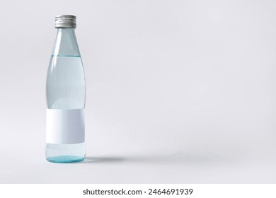 흰색 바탕에 깨끗한 물의 유리 병 스톡 사진