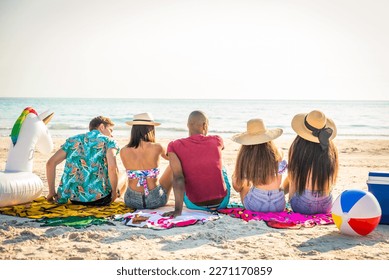 ビーチで楽しんでいる友人のグループ – 屋外でボンディングし、夏を楽しむ若くて幸せな観光客の写真素材