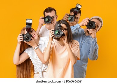 Group of photographers on color background - Φωτογραφία στοκ