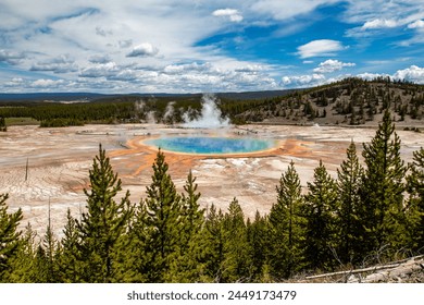 Grand Prismatic Spring in Yellowstone National Park, Wyoming USA from the view of Fairy Falls Trail, horizontal Foto Stok