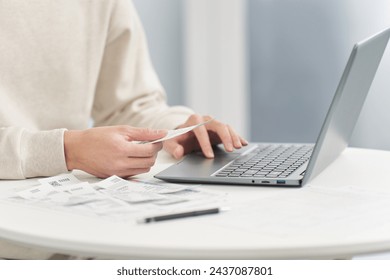 Hand of a man entering expenses into accounting software Stockfoto