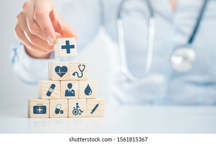 나무 블록을 보건 의료 아이콘으로 정렬하는 방법의료 보험 - 개념 스톡 사진