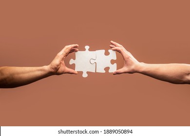 Hand connecting jigsaw puzzle. Business solutions, success and strategy concept. Man hands connecting couple puzzle piece. Business solutions, target, success, goals and strategy concepts. Foto stock
