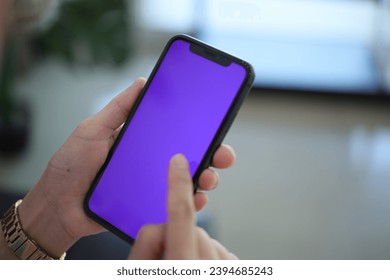 Hand holding phone with purple screen, smartphone purple screen in hand, mobile phone in hand , fotografie de stoc
