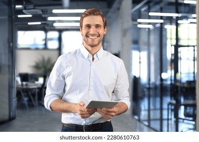 Handsome businessman using his tablet in the office Foto stock