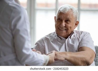 助けの手。専門医による専門的なサポートは、退職した高齢患者が手のひらを持つことを奨励します。診断に苦しむ一人で感じていない医師に従う希望のある高齢男性の信頼の写真素材