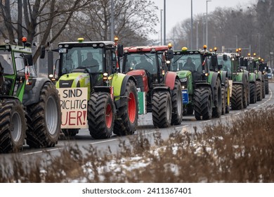 Hannover, Baja Sajonia (Alemania) - 11 de enero de 2024: Protestas de granjeros en la Baja Sajonia en una gran manifestación en Hanover. Hay manifestaciones contra el desmantelamiento de los subsidios agrícolas. Foto de contenido editorial de stock