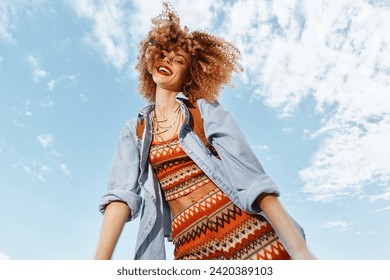 Happy Woman on Beach, Sonriendo con boca abierta, disfrutando de la libertad y la naturaleza: Retrato de modelo joven con el pelo rizado en ángulo amplio de cierre Foto de stock