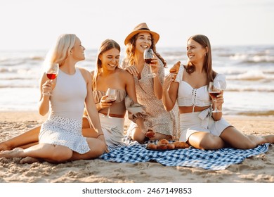 ビーチで楽しんだり、海岸線で鶏パーティーを祝ったり、休暇を楽しんだりするワイングラスでポーズを取る幸せな若い女性。の写真素材