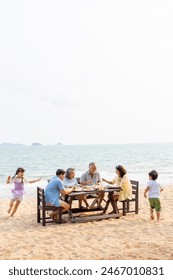 여름 휴가 휴가 휴가 열대 섬에서 여행 자연 바다 동안 해변 레스토랑에서 해산물을 먹으며 저녁 식사를 함께 즐기고 즐거운 시간을 보낼 수 있습니다.  스톡 사진