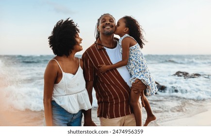 행복한 브라질의 한 가족이 휴가를 보내면서 아름다운 해변에서 함께 즐거운 순간을 나눈다. 스톡 사진