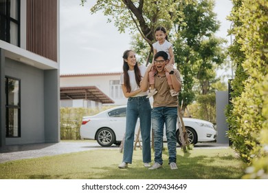 Happy family having fun time at home. Asian family with little kids daughter playing together in house backyard outside. Happy family time. Foto stock