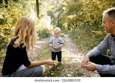 joyeux jeux et rigolades en famille dans le parc d'automne : photo de stock