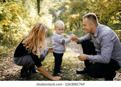joyeux jeux et rigolades en famille dans le parc d'automne : photo de stock