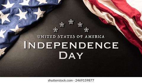 暗い木の背景にアメリカの国旗から作られた幸せな独立日のコンセプト。の写真素材