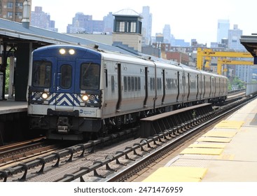 新規ニューヨーク州ハーレム - 2024年5月12日：メトロノースは新規ヨークシティのハーレム125丁目駅にあり、ハーレム、ウェストチェスター、パットナム、ダッチェス郡への乗客を運ぶのを待っています。 のエディトリアル写真素材