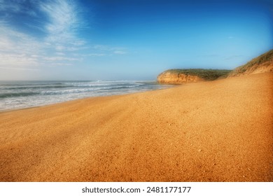 Le promontoire et la plage de sable de Bells Beach, Great Ocean Road, Victoria, Australie, lieu du concours de surf Rip Curl Pro : photo de stock