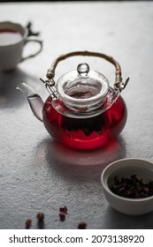 healthy herbal and detox tea in a glass teapot 库存照片
