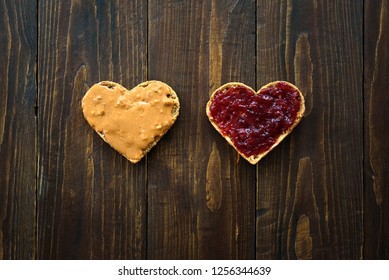 Heart shaped sandwiches with peanut butter and jelly on wooden background 庫存照片