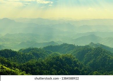 아침이면 높은 산이군아름다운 자연 스톡 사진