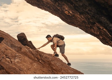 ハイカーの山の崖を登る、あきらめることはありません、人々の忍耐力 の写真素材