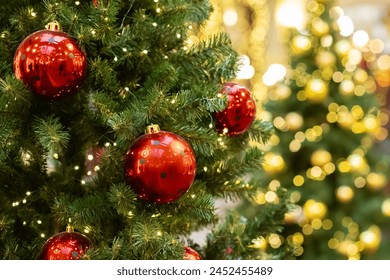 Holiday celebration, Christmas tree with bright lights, festive ornaments, December: stockfoto
