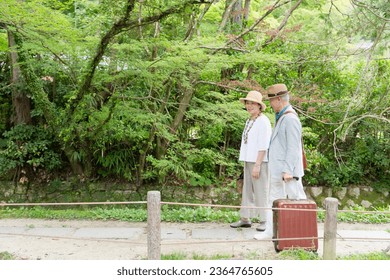 Una toma horizontal del sendero de la pareja senior japonesa Foto de stock