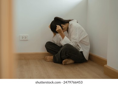 住宅債務破綻ストレスの概念、疲れ、悲しみ、不幸な感じ落ち込んだアジアの女性。の写真素材