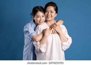 青の背景にアジア人の母子の画像の写真素材