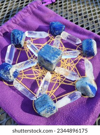 メタトロンの上に設置された神聖な幾何学結晶グリッドの画像キューブlapis lazuliと紫のベルベットのグリッド上のクリア石英ポイント。癒しの肯定的な精神的なエネルギー。の写真素材