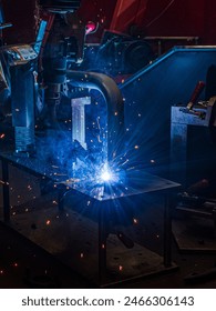 Images show an industrial plant manufacturing vehicle parts with welding and fabrication. Featuring workers, machinery, precision, safety, automation, and high-quality engineering processes.: stockfoto