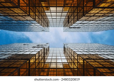 明るい青い空に高層ビル群の印象的なパノラマ写真。高層ビルや輝く都市の景観など、モダンな建築が見られる都市の風景です。視覚的な背景として最適の写真素材