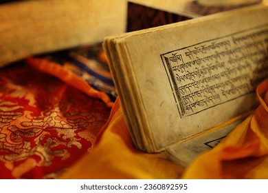 India, May 9, 2011. An old tibetan script found in tibetan library. Contain buddhism philosophy and tradition. Foto stock editoriale