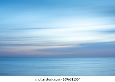 Movimento intencional da câmera criando um efeito sonhador e borrado do mar em Brighton e Hove, East Sussex. Foto Stock