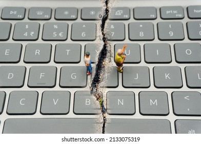 Internet Confrontation.digital divide.The keyboard is split by the cracks that separate the opposites.Social Divide.Divided world.conflicts.cyberbullying. 庫存照片