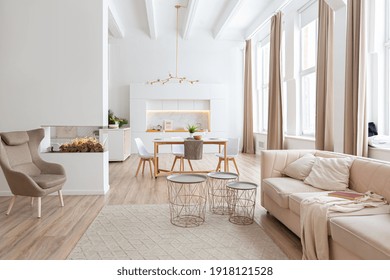 indretning rummelig lys studio lejlighed i skandinavisk stil og varm pastel hvide og beige farver. trendy møbler i opholdsstuen og moderne detaljer i køkkenet. Stock-foto