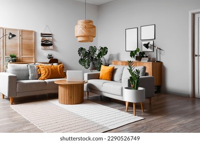 Interior of living room with green houseplants and sofas Stock-foto