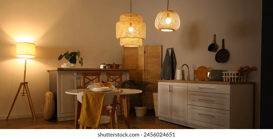 夜に輝くランプとスタイリッシュなキッチンのインテリアの写真素材