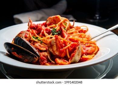 Italian seafood spaghetti pasta pescatore with mussels clams shrimp and squid Foto stock