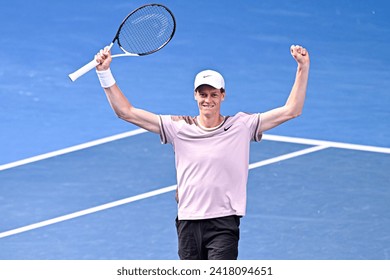 2024年1月26日、オーストラリアのメルボルンにあるメルボルン公園で開催されたオーストラリアン・オープンAO2024グランドスラム・テニスのトーナメントで、イタリアのジャンニク・シンナーがセルビアのノヴァック・ジョコビッチを制した。のエディトリアル写真素材