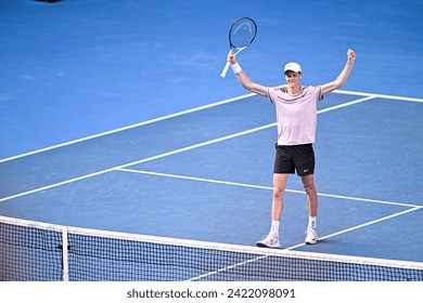 2024年1月26日、オーストラリアのメルボルンにあるメルボルン公園で開催されたオーストラリアン・オープンAO2024グランドスラム・テニスのトーナメントで、イタリアのジャンニク・シンナーがセルビアのノヴァック・ジョコビッチを制した。のエディトリアル写真素材