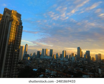 Jakarta, Indonesia - December 22, 2015 : The beauty of the sunset amidst the hustle and bustle of Jakarta Redakční Stock fotografie