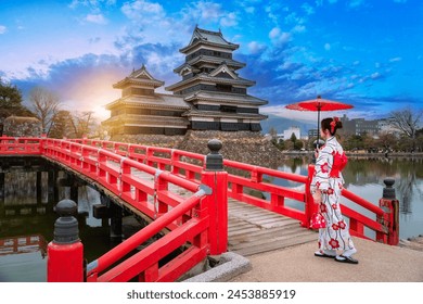 松本城の中の伝統的な和服を着た日本の女の子は、日本のオリジナル城の中で最も完全で美しいものの1つです。	の写真素材