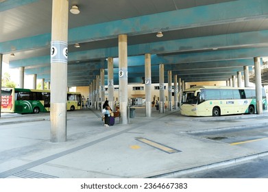 スペイン，ヘレス・デ・ラ・フロンテーラ；2022年7月15日：スペイン、アンダルシア州カディス州ヘレス・デ・ラ・フロンテーラの都市間バスステーション内。 のエディトリアル写真素材