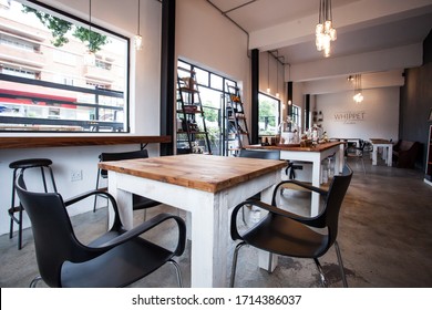 Johannesburg, South Africa - December 13, 2012: Interior view of Empty coffee shop cafe and bakery Foto de contenido editorial de stock