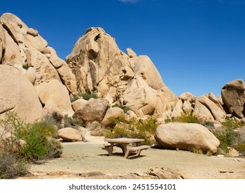 Joshua Tree National Park picnic area next to the rocks and boulders formation. Travel concept Foto stock